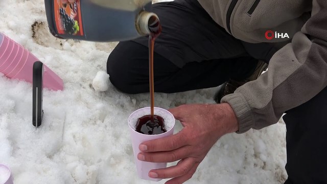 3 bin rakımlı Nemrut Dağı eteklerinde karlı pekmez keyfi
