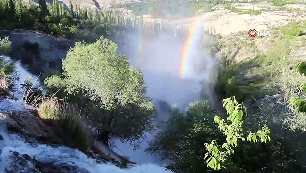 Tortum Şelalesi, baharın gelmesiyle coşkusunu yakaladı