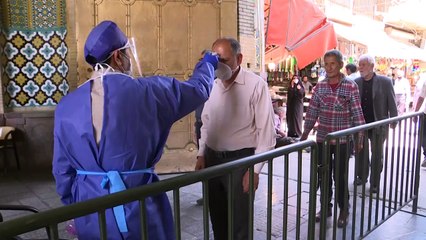 إيران تعيد فتح مزارات دينية رئيسية بعد شهرين من الإغلاق