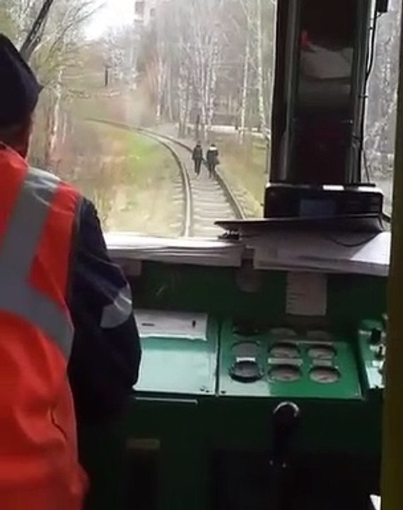Ce conducteur de train fait une grosse frayeur à des filles qui marchent sur la voie ferrée
