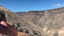 2 avions de chasses volent en rase motte dans ce canyon