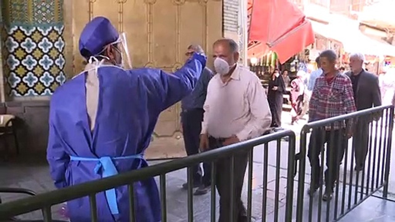 إيران تعيد فتح مزارات دينية رئيسية بعد شهرين من الإغلاق