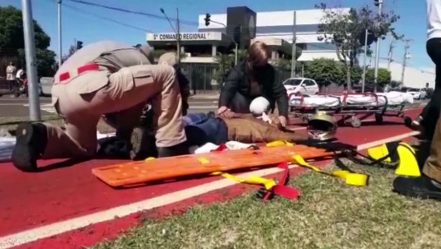 Motociclista sofre fraturas na perna em forte batida na Av. Tancredo Neves; a moto pegou fogo após a colisão