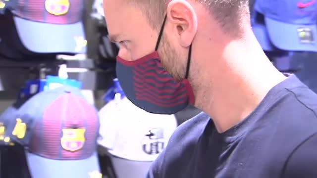 Las mascarillas del Barça, producto estrella en la tienda del club