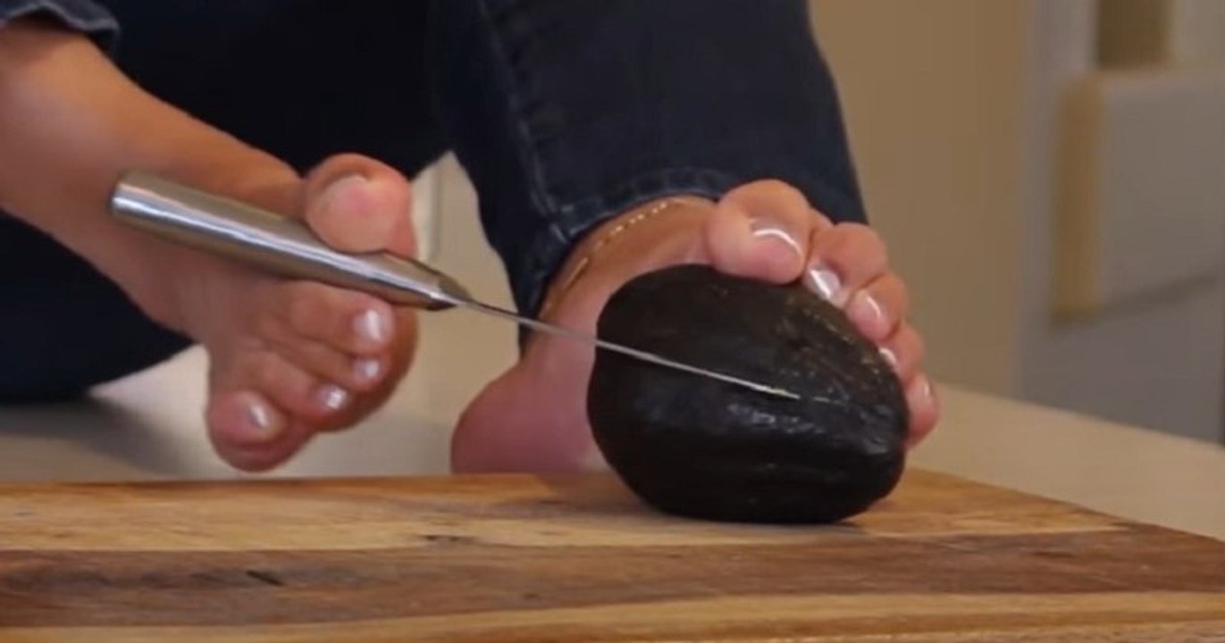 Cette femme née sans bras utilise ses pieds pour cuisiner