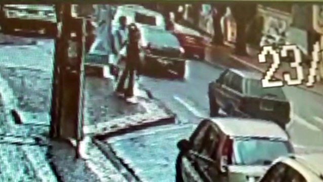 Vídeo mostra motociclista atingindo carro na Rua Paraná o