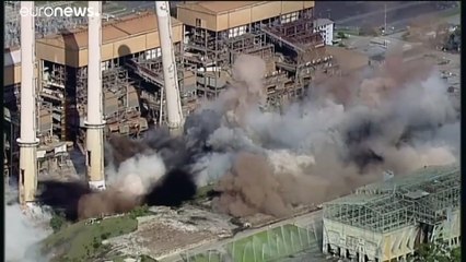 شاهد: هدم 8 مداخن عملاقة في محطة كهرباء تعمل بالفحم في أستراليا