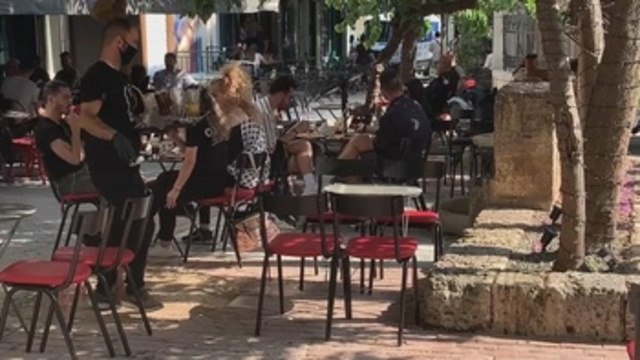 Grecia entra en cuarta fase de desescalada y reabren los bares y restaurantes