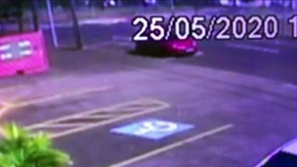 Impressionante: câmera mostra moto pegando fogo, após grave colisão na Av. Tancredo Neves