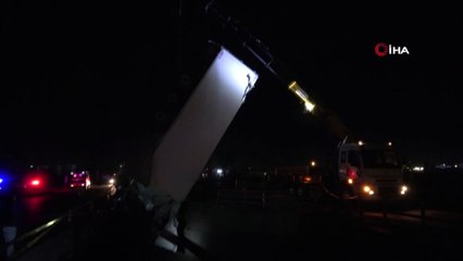 Tır, yük treninin üstüne uçtu