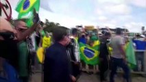 Jair Bolsonaro participa en mitin cuando aumentan los contagios de COVID-19 en Brasil