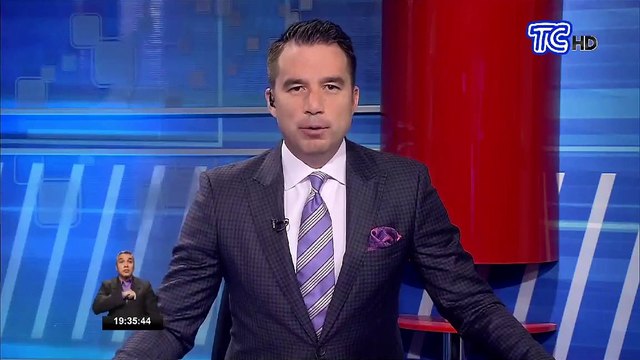 Derrumbe en la vía Baños - Puyo dejó dos vehículos afectados