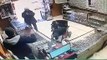 Cadeirante mudo é preso ao tentar assaltar relojoaria com pistola no pé; veja o vídeo