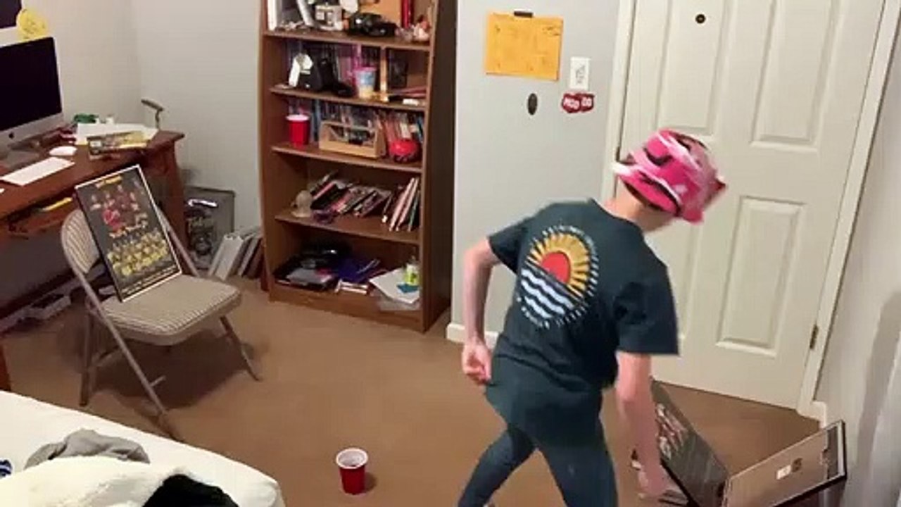 Sans trucages, ce garçon marque un panier en backflip !