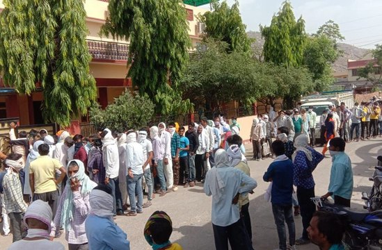 राजस्थान में यहां बीड़ी के लिए लगी लंबी कतार