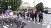 Sokağa çıkma yasağında aç kalan güvercinleri polisler besledi