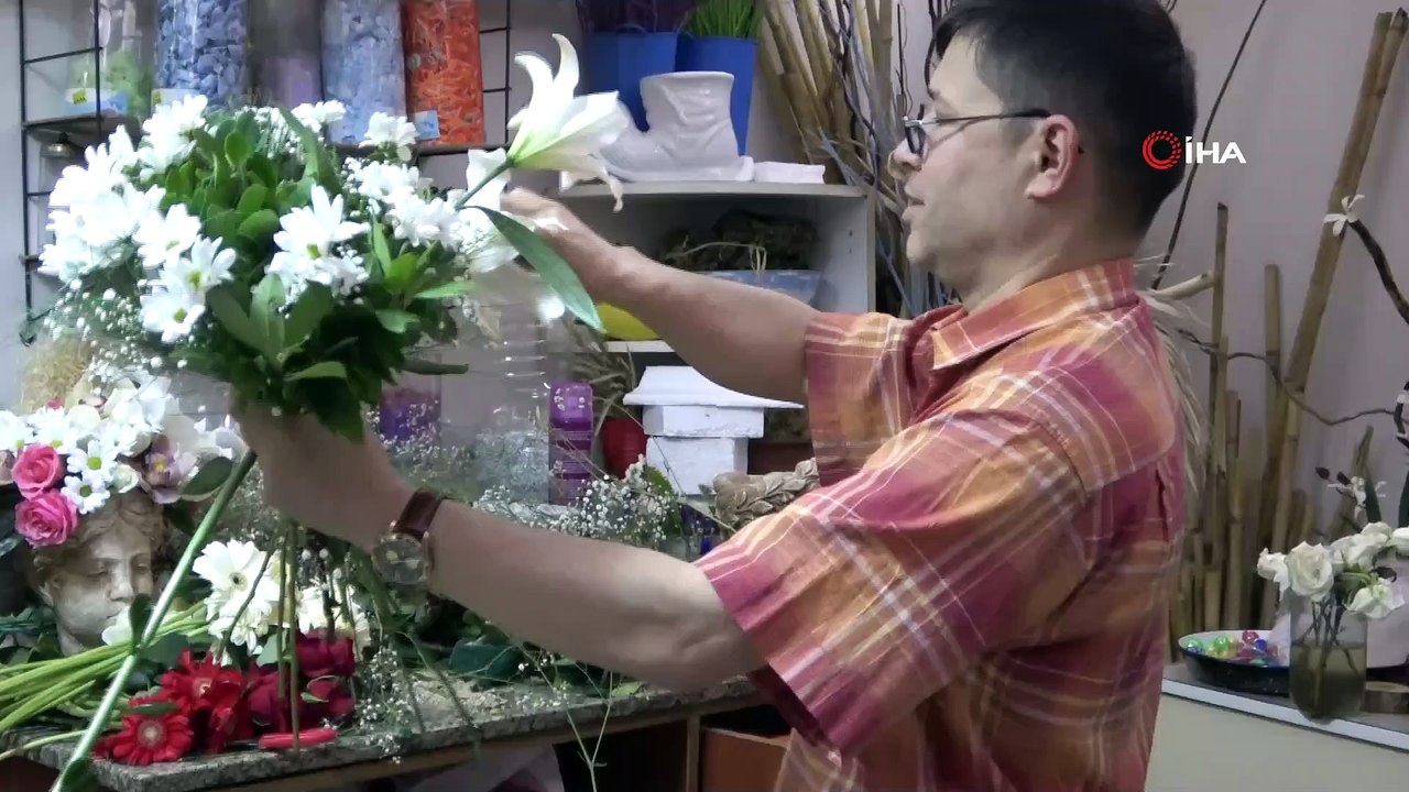 Hem doktor hem çiçekçi...Ameliyattan çıkıp çiçek satmaya gidiyor