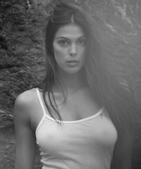 Iris Mittenaere enflamme la toile avec un débardeur transparent