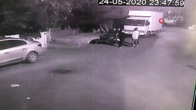 Kısıtlamayı hiçe sayan gençler polis sirenini duyunca böyle kaçtı