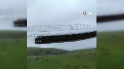 Şiddetli rüzgar 14 köye zarar verdi, asma köprü uçtu