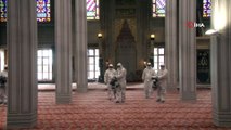 Sultanahmet Camii Cuma namazına hazırlanıyor