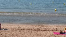 Primeros baños en las playas de Tarragona