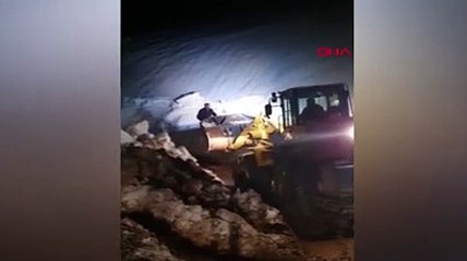 Karda mahsur kalan çoban ve sürüsü kurtarıldı