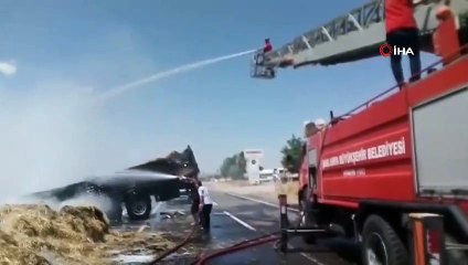 Seyir halindeki saman yüklü tır alev aldı