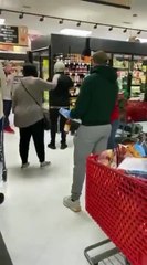 Americana não usa máscara em supermercado e acaba expulsa pelos clientes