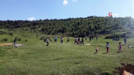 Kısıtlamaya rağmen ormanlık alanda mangal yakıp, futbol oynadılar