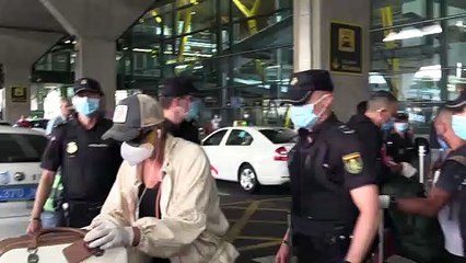 Ana María Aldón llora agobiada a su llegada a Madrid