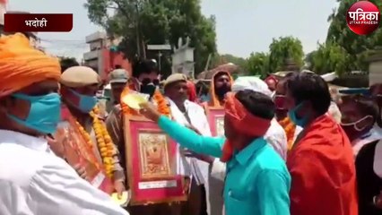 सम्मान लेने के चक्कर मे पुलिसकर्मी भूले नियम, उड़ी सोशल डिस्टेंसिंग की धज्जियां