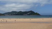Bañistas aprovechan la playa de La Concha en el segundo día de fase 2