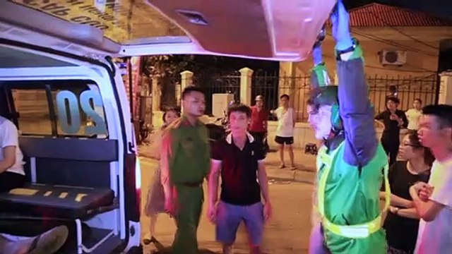 سائقو دراجات أجرة يسعفون مصابي الحوادث المرورية في فيتنام