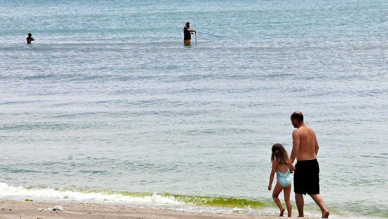 Kumburgaz’da sokağa çıkma yasağına rağmen denize girdiler