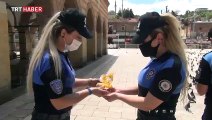 Aç kalan güvercinleri polisler besledi