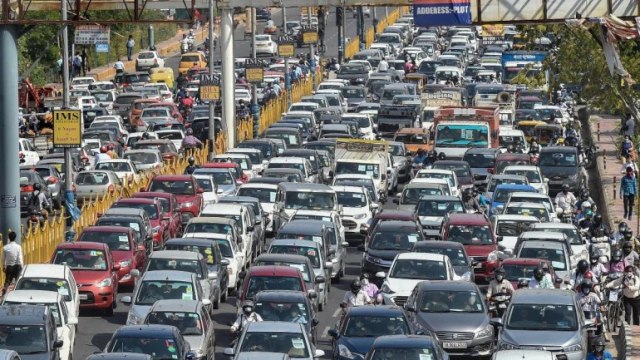 Massive traffic jam after Ghaziabad seals border with Delhi