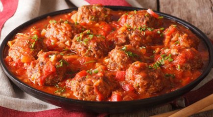 Albóndigas en salsa cremosa de tomate y cebolla