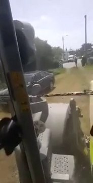 Ce conducteur n'aurait pas du se garer dans le champs de cet agriculteur