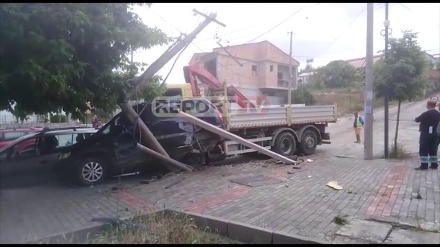Drejtuesi kamionit në Lushnje humbet kontrollin, përplas disa mjete,këput edhe dy shtylla elektrike
