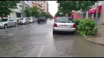 Ora News - Rrugët e Durrësit nën ujë, përmbyten disa banesa në Porodinë të Korçës
