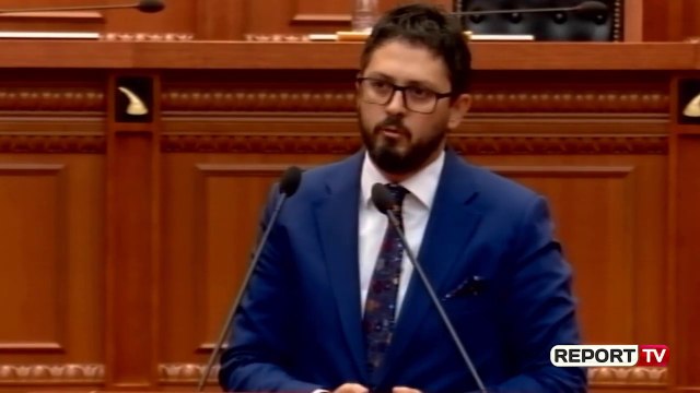 Report TV - Përmeti kërkon 1 minutë heshtje për Teatrin! Ruçi: Ulu djalë, lexo dhe mëso rregulloren