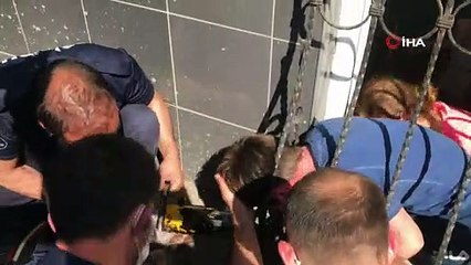 Kafası korkuluklara sıkışan çocuk böyle kurtarıldı