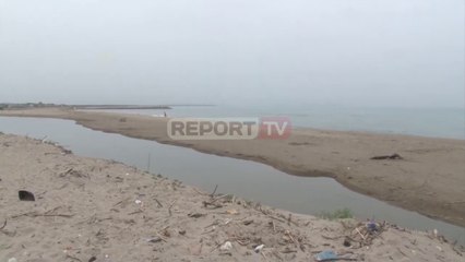 Report TV -Ndotje në gjirin e Lalzit, devijohet shtrati i përroit! Mbetjet ndotin rërën e bregdetit