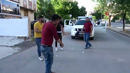 Kısıtlamanın son günü oyun havası eşliğinde ekmek sattılar