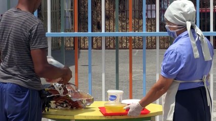 Golpeados por la crisis y el coronavirus, comedores escolares en Venezuela cocinan para llevar
