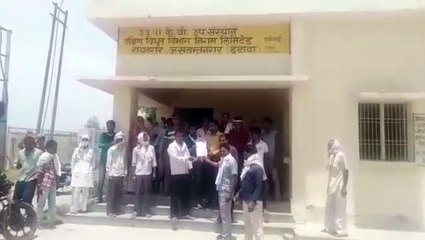 गुस्साए किसानों ने रायनगर बिजली घर पर काटा हंगामा, दिया धरना
