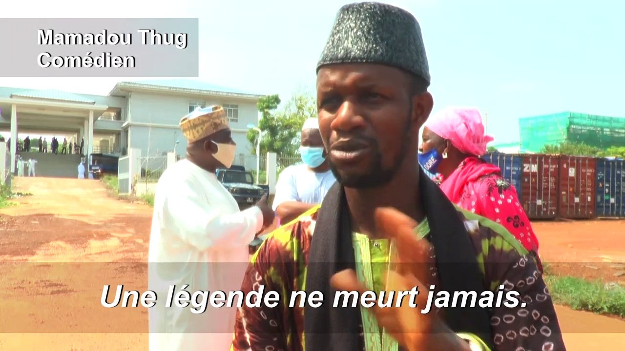Musique et chants mandingues aux funérailles du "griot électrique" Mory Kanté