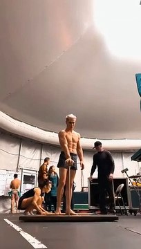 Cet homme réalise avec finesse une acrobatie, dans une position en équilibre et en s’appuyant sur une seule main.