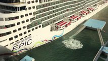 Cruise Ship Crashes while Coming into Port / ViralHog